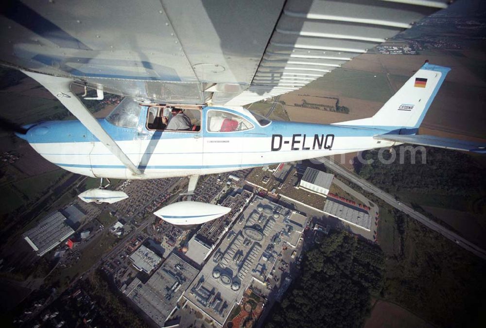 Aerial image Günthersdorf - Bannerschleppflugzeug Cessna 172 D-ELNQ über dem Einkaufszentrum nova eventis der ECE in Günthersdorf / Sachsen.