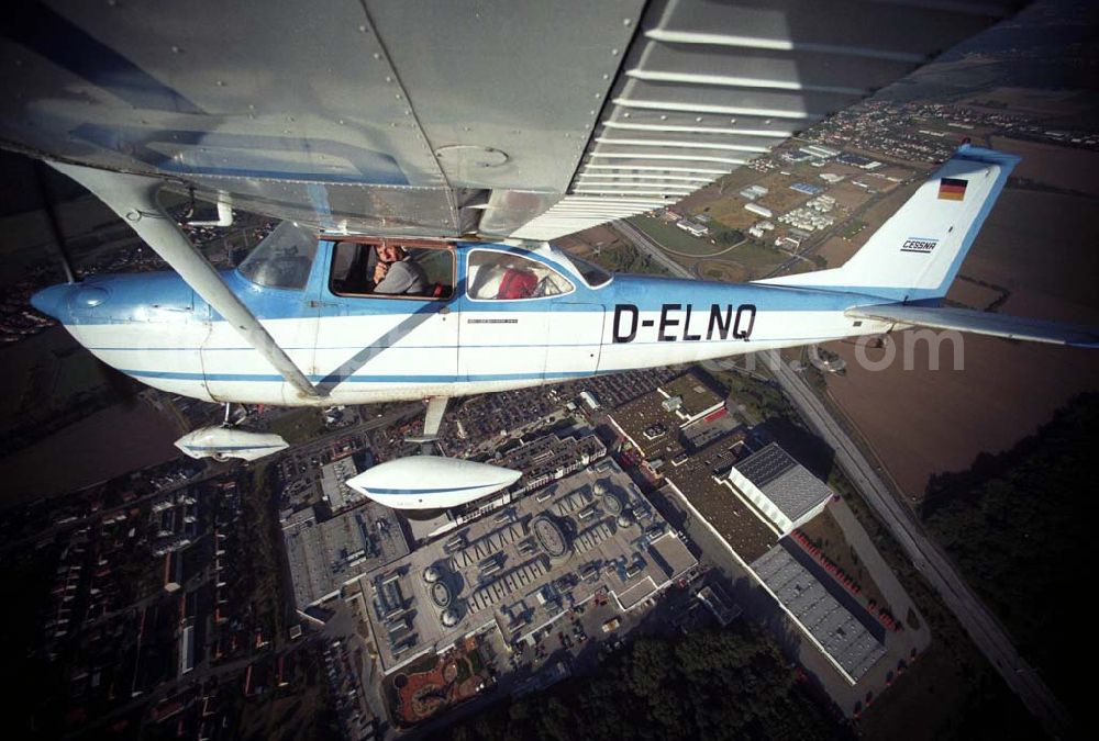 Aerial photograph Günthersdorf - Bannerschleppflugzeug Cessna 172 D-ELNQ über dem Einkaufszentrum nova eventis der ECE in Günthersdorf / Sachsen.