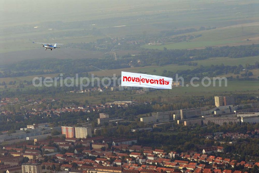 Aerial photograph Halle / Saale - Bannerflugeinstz über dem Stadt- und Umlandbereich von Halle / Saale anläßlich der Neueröffnung des Einkaufszentrum der ECE nova eventis.nova eventis Center-Management,ECE Projektmanagement,Am Einkaufszentrum, 06254 Günthersdorf,