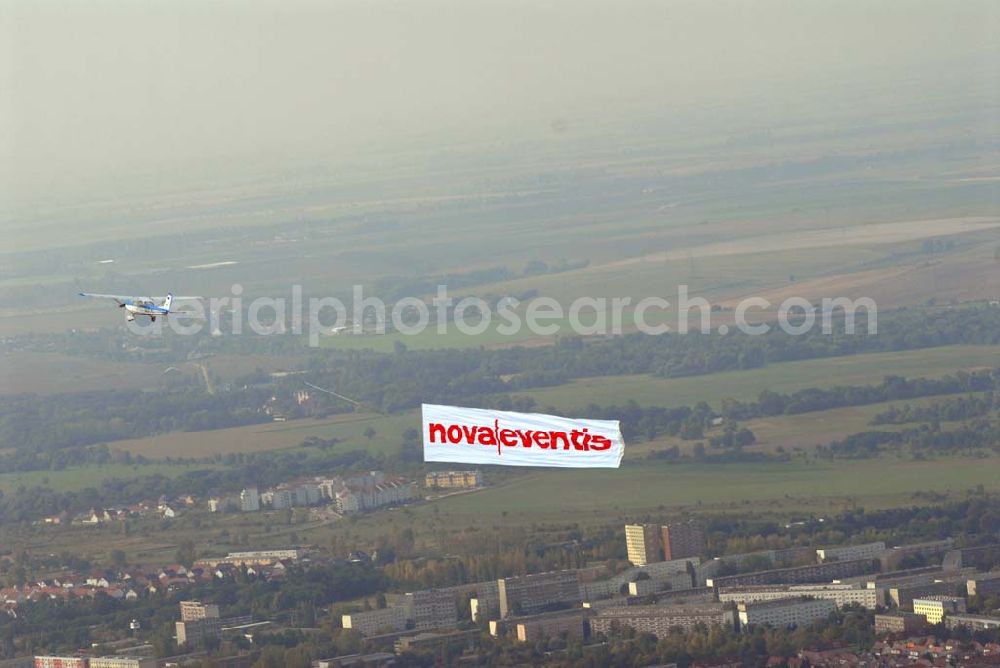 Halle / Saale from above - Bannerflugeinstz über dem Stadt- und Umlandbereich von Halle / Saale anläßlich der Neueröffnung des Einkaufszentrum der ECE nova eventis.nova eventis Center-Management,ECE Projektmanagement,Am Einkaufszentrum, 06254 Günthersdorf,