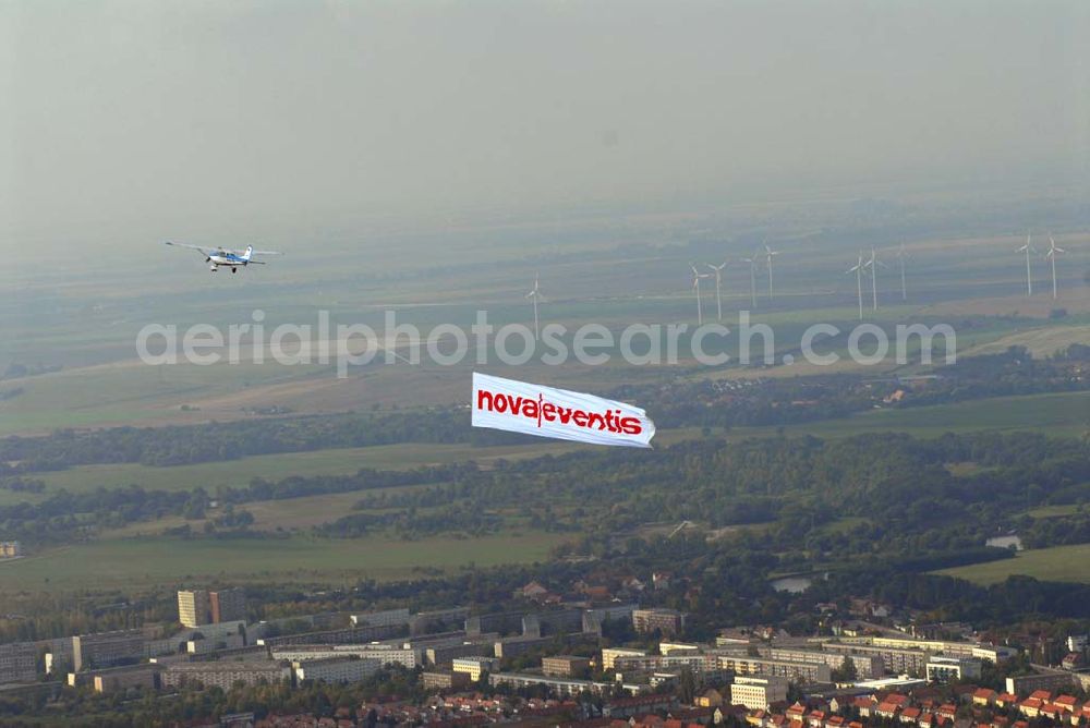 Halle / Saale from the bird's eye view: Bannerflugeinstz über dem Stadt- und Umlandbereich von Halle / Saale anläßlich der Neueröffnung des Einkaufszentrum der ECE nova eventis.nova eventis Center-Management,ECE Projektmanagement,Am Einkaufszentrum, 06254 Günthersdorf,