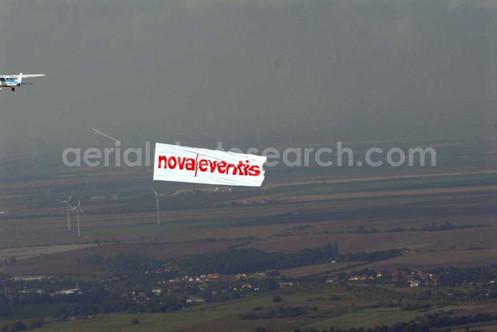 Aerial image Halle / Saale - Bannerflugeinstz über dem Stadt- und Umlandbereich von Halle / Saale anläßlich der Neueröffnung des Einkaufszentrum der ECE nova eventis.nova eventis Center-Management,ECE Projektmanagement,Am Einkaufszentrum, 06254 Günthersdorf,