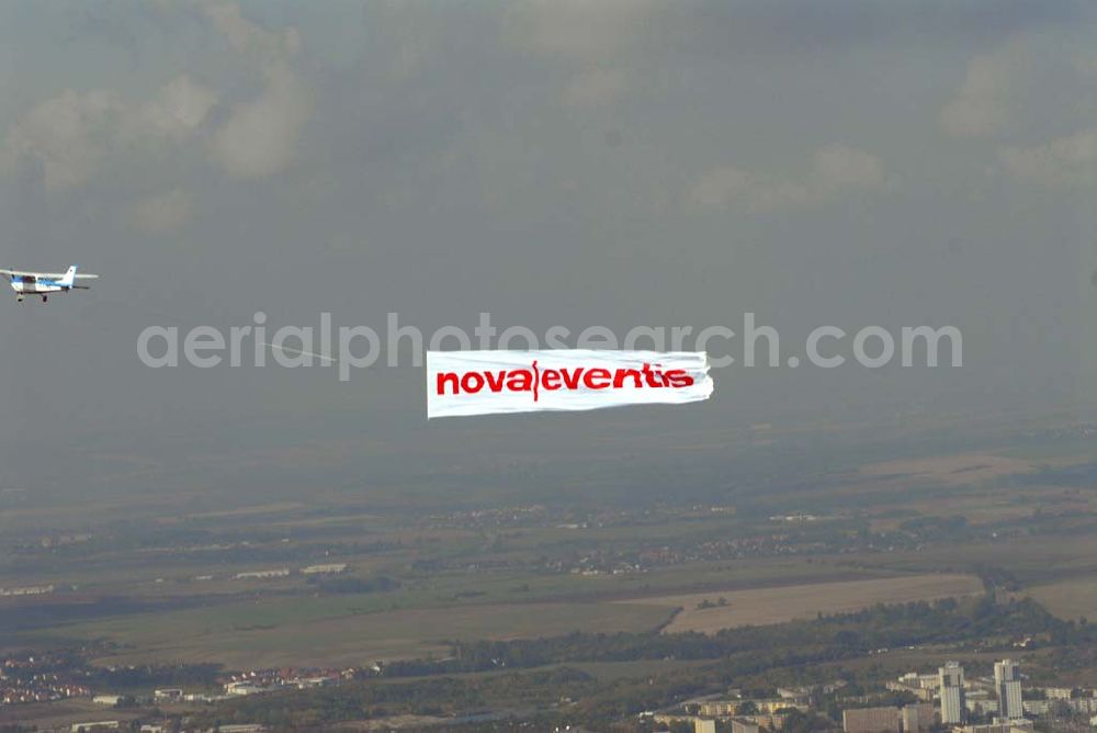 Halle / Saale from above - Bannerflugeinstz über dem Stadt- und Umlandbereich von Halle / Saale anläßlich der Neueröffnung des Einkaufszentrum der ECE nova eventis.nova eventis Center-Management,ECE Projektmanagement,Am Einkaufszentrum, 06254 Günthersdorf,