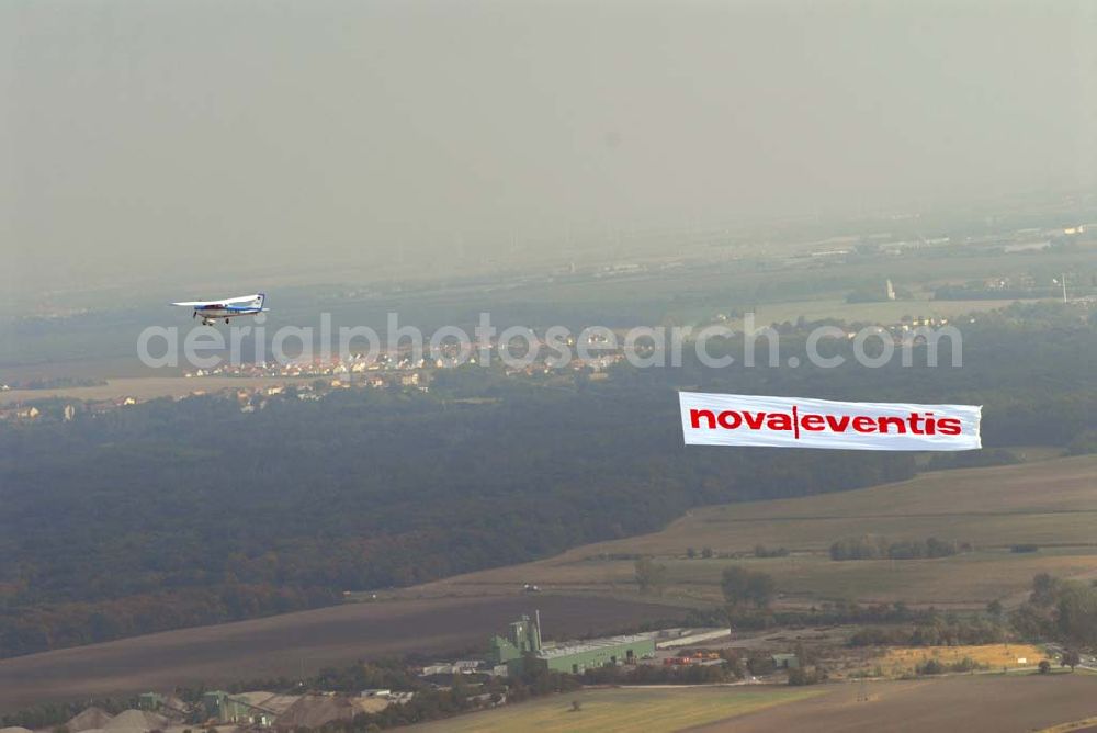 Halle / Saale from the bird's eye view: Bannerflugeinstz über dem Stadt- und Umlandbereich von Halle / Saale anläßlich der Neueröffnung des Einkaufszentrum der ECE nova eventis.nova eventis Center-Management,ECE Projektmanagement,Am Einkaufszentrum, 06254 Günthersdorf,