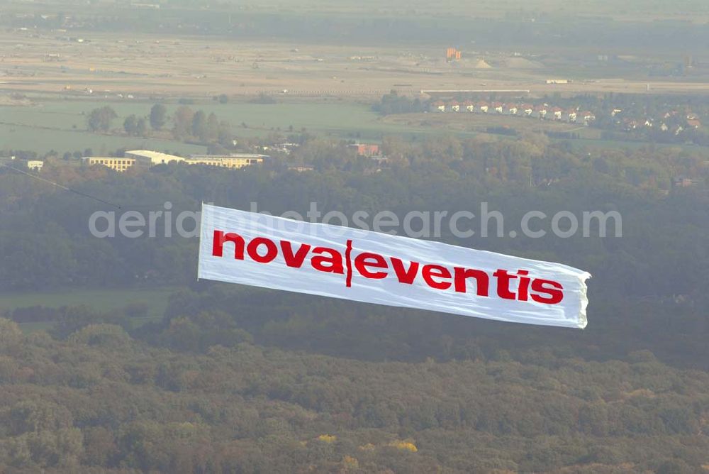 Aerial photograph Halle / Saale - Bannerflugeinstz über dem Stadt- und Umlandbereich von Halle / Saale anläßlich der Neueröffnung des Einkaufszentrum der ECE nova eventis.nova eventis Center-Management,ECE Projektmanagement,Am Einkaufszentrum, 06254 Günthersdorf,