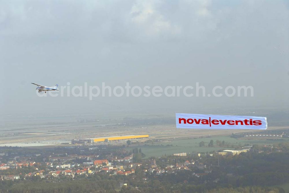 Aerial photograph Halle / Saale - Bannerflugeinstz über dem Stadt- und Umlandbereich von Halle / Saale anläßlich der Neueröffnung des Einkaufszentrum der ECE nova eventis.nova eventis Center-Management,ECE Projektmanagement,Am Einkaufszentrum, 06254 Günthersdorf,