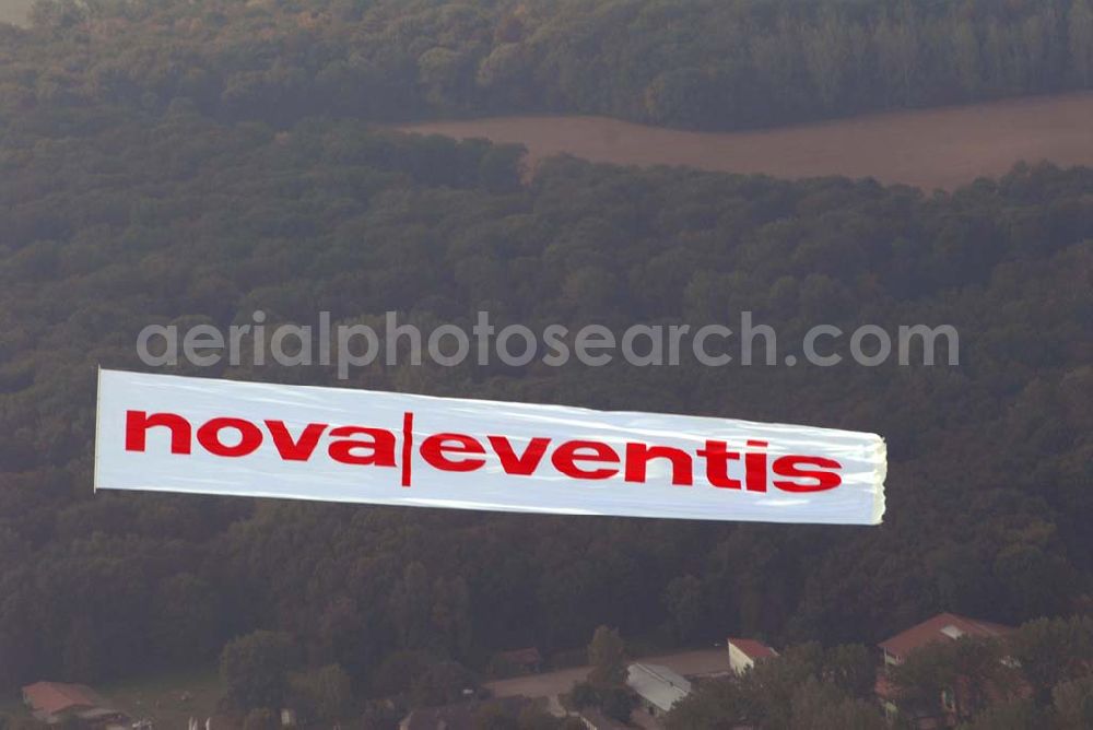 Aerial photograph Halle / Saale - Bannerflugeinstz über dem Stadt- und Umlandbereich von Halle / Saale anläßlich der Neueröffnung des Einkaufszentrum der ECE nova eventis.nova eventis Center-Management,ECE Projektmanagement,Am Einkaufszentrum, 06254 Günthersdorf,