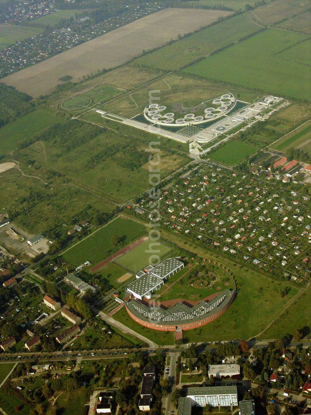 Falkenberg from the bird's eye view: Barnim Gymnasium, Ahrensfelder Chaussee 41, 13057 Berlin,Tel.: 030 / 9366690, Fax.: 030 / 93666926,postmaster@barnim.b.shuttle.de