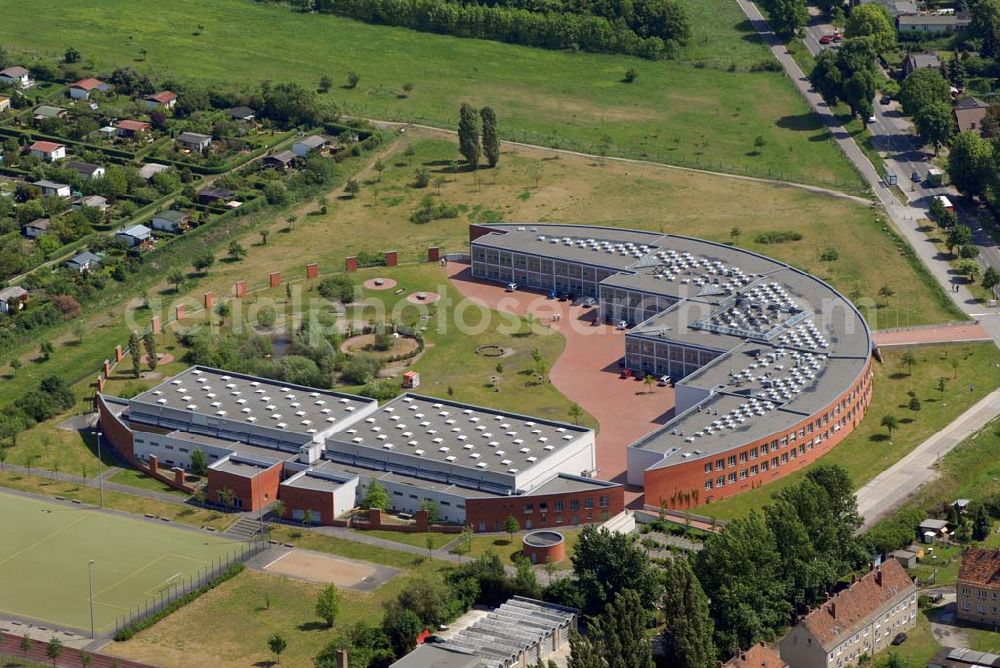 Aerial image Berlin-Hohenschönhausen - Barnim-Oberschule (Gymnasium); Ahrensfelder Chaussee 41; 13057 Berlin; Telefon: 030 - 93 66 69 - 0; Telefax.: 030 - 93 66 69 - 26; Emailadresse: kontakt @ barnim-gym.de;