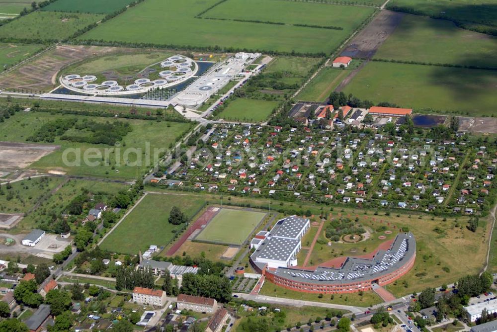 Berlin -Hohenschönhausen from above - Barnim-Oberschule (Gymnasium); Ahrensfelder Chaussee 41; 13057 Berlin; Telefon: 030 - 93 66 69 - 0; Telefax.: 030 - 93 66 69 - 26; Emailadresse: kontakt @ barnim-gym.de; Im Hintergrund das Tierheim Hohenschönhausen; Tierschutzverein für Berlin und Umgebung; Tierheim Berlin Hausvaterweg 39; 13057 Berlin; Tel. 030 / 76 888-0 (Telefonzentrale); email: info@tierschutz-berlin.de; neben der Schule befindet sich die Kleingartenanlage 750 Jahre Berlin;