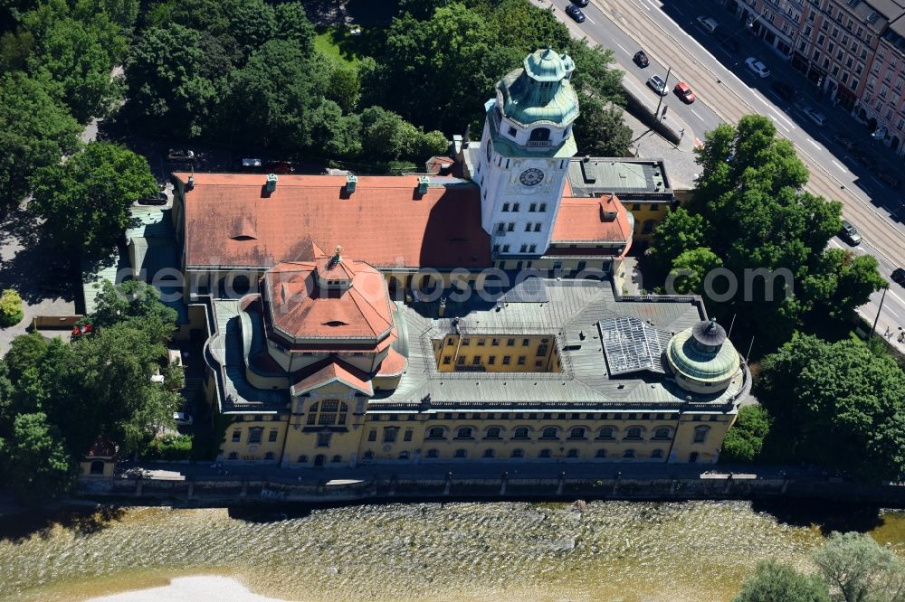 Aerial photograph München - Baroque indoor pool Mueller Volksbad at the Isar in Munich in the state Bavaria. The Muller's Public Baths is a neo-Baroque Art Nouveau building designed by Carl Hocheder