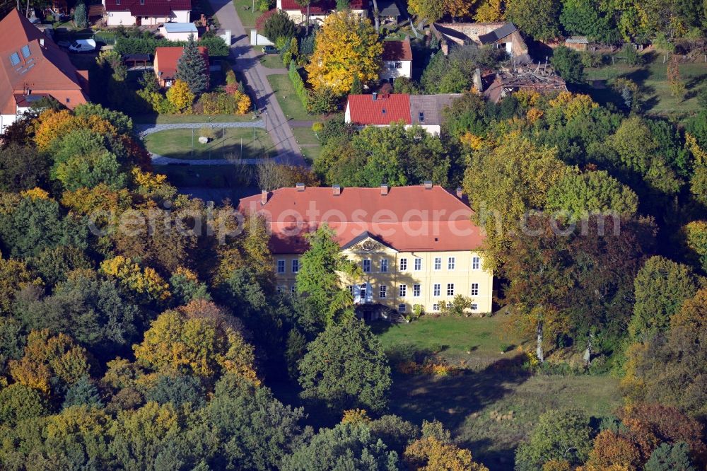 Pietzpuhl from the bird's eye view: View of the Castle Pietzpuhl in Pietzpuhl in the state Saxony-Anhalt. The castle is a place of multicultural usage for events such as exhibitions, concerts, symposia, gastronomy and youth centre