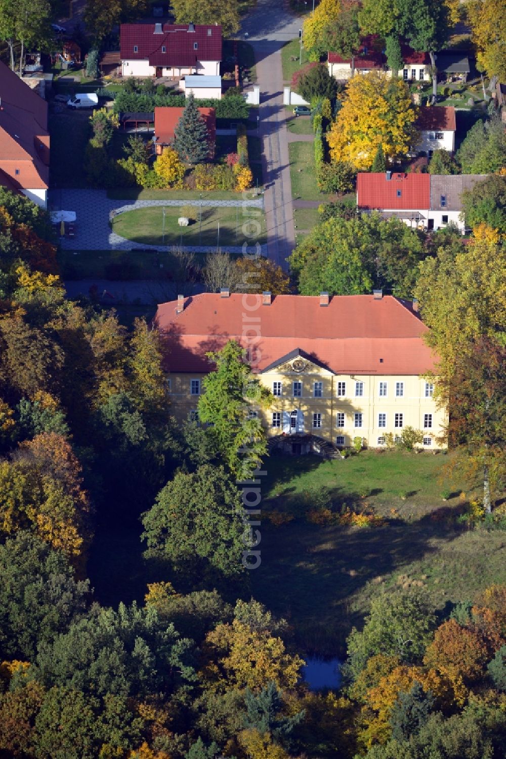 Aerial photograph Pietzpuhl - View of the Castle Pietzpuhl in Pietzpuhl in the state Saxony-Anhalt. The castle is a place of multicultural usage for events such as exhibitions, concerts, symposia, gastronomy and youth centre