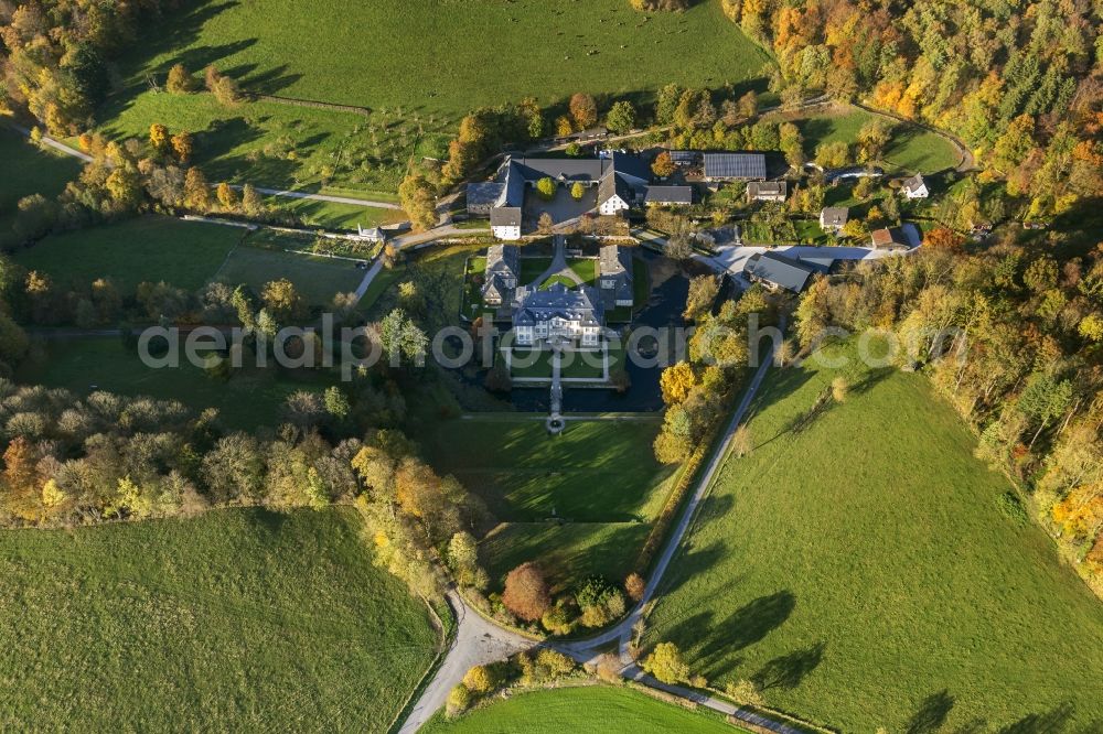 Aerial photograph Rüthen - View of baroque moated castle Koertlinghausen surrounded by autumnal coloured trees near Ruethen in the Sauerland region of the state North Rhine-Westphalia