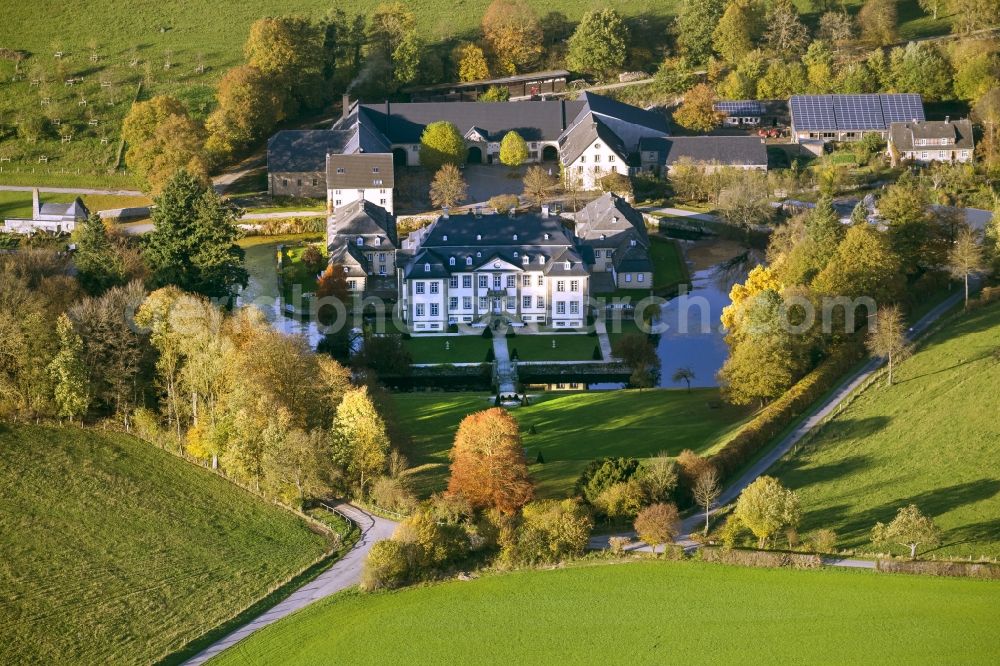 Rüthen from the bird's eye view: View of baroque moated castle Koertlinghausen surrounded by autumnal coloured trees near Ruethen in the Sauerland region of the state North Rhine-Westphalia