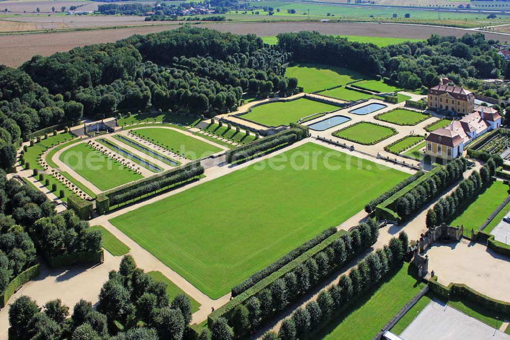 HEIDENAU from above - Blick auf den Barockgarten Großsedlitz, den „königlichen Lustgarten“ August des Starken. Der Besucher erlebt breite Treppenanlagen, Wasserspiele, akkurat geschnittene Hecken, Sandsteinskulpturen und Schmuckvasen. Die Obere und die Untere Orangerie werden durch den Mittelpavillon verbunden. Der Barockgarten Großsedlitz ist Bestandteil des Verbundes Schlösserland Sachsen. View of the baroque garden Großsedlitz, the royal pleasure garden August the Strong.