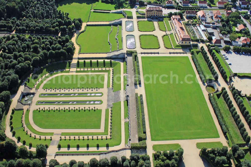 HEIDENAU from the bird's eye view: Blick auf den Barockgarten Großsedlitz, den „königlichen Lustgarten“ August des Starken. Der Besucher erlebt breite Treppenanlagen, Wasserspiele, akkurat geschnittene Hecken, Sandsteinskulpturen und Schmuckvasen. Die Obere und die Untere Orangerie werden durch den Mittelpavillon verbunden. Der Barockgarten Großsedlitz ist Bestandteil des Verbundes Schlösserland Sachsen. View of the baroque garden Großsedlitz, the royal pleasure garden August the Strong.