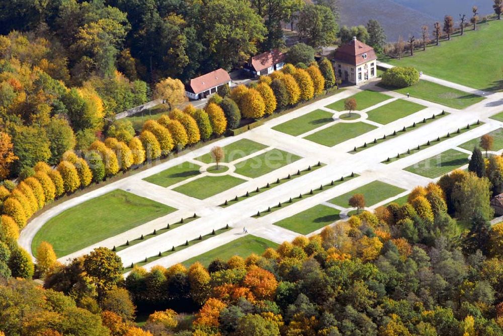 Moritzburg from the bird's eye view: Blick auf den Schlosspark mit einer Grundfläche von etwa 3,3 ha - er liegt in Nord-Südausrichtung in Achsenverlängerung der von Dresden kommenden Allee hinter dem Schloss. Für seine Gestaltung gab es verschiedene Projekte, die alle dem damals modernen französischen Grundrissschema folgten.