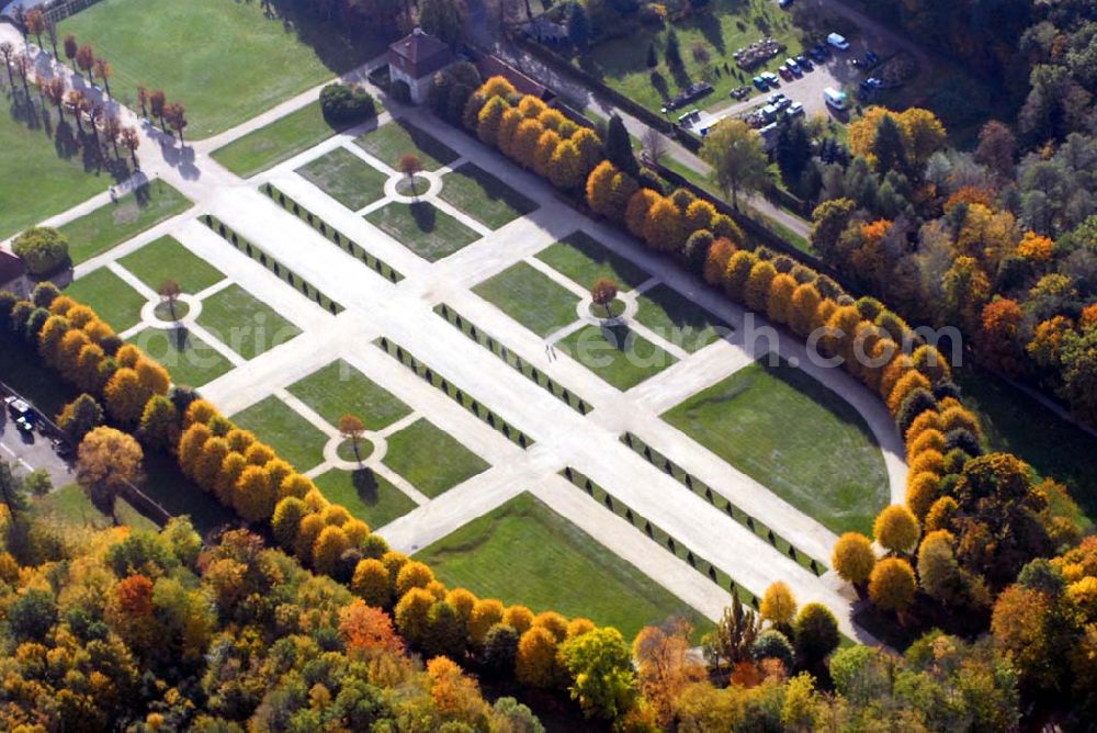 Aerial image Moritzburg - Blick auf den Schlosspark mit einer Grundfläche von etwa 3,3 ha - er liegt in Nord-Südausrichtung in Achsenverlängerung der von Dresden kommenden Allee hinter dem Schloss. Für seine Gestaltung gab es verschiedene Projekte, die alle dem damals modernen französischen Grundrissschema folgten.