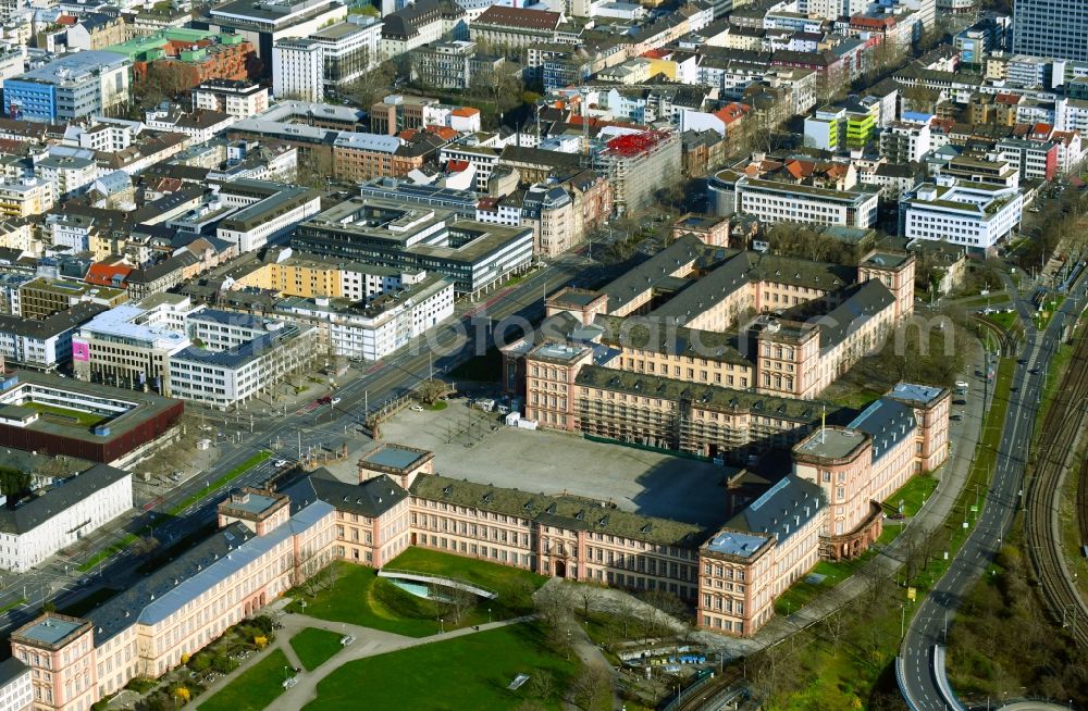 Mannheim from the bird's eye view: Baroque palace complex Mannheim with a large courtyard in Mannheim in the state Baden-Wurttemberg, Germany