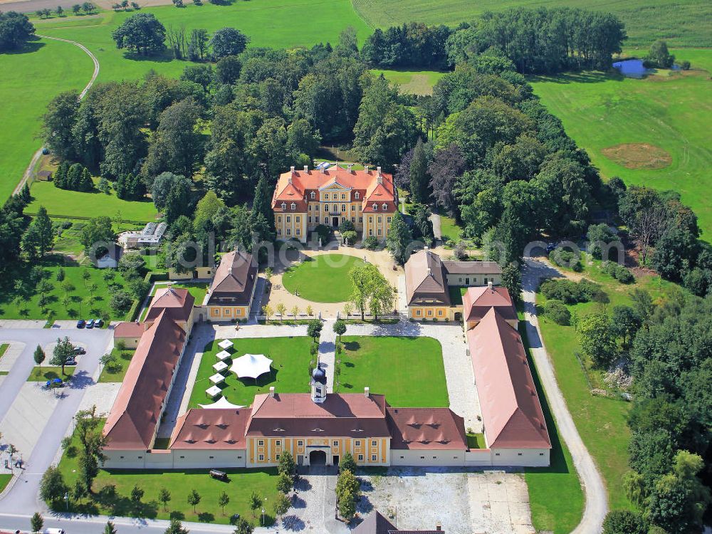 Aerial photograph Rammenau - Das Barockschloss Rammenau in ist eines der schönsten barocken LandschlösserSachsens. Es liegt im Nordwesten der Ortschaft Rammenau in der Oberlausitz, im Landschaftsschutzgebiet Westlausitz. 1961 begann die Nutzung als Fichte-Museum. 1967 kam die Ausstellung zur Geschichte des Schlosses dazu und 1968 wurde ein Restaurant eröffnet. Heute finden im Schloss Führungen durch die Ausstellungen statt sowie zahlreiche Veranstaltungen, wie Konzerte, Lesungen und Sonderausstellungen. Baroque castle Rammenau.