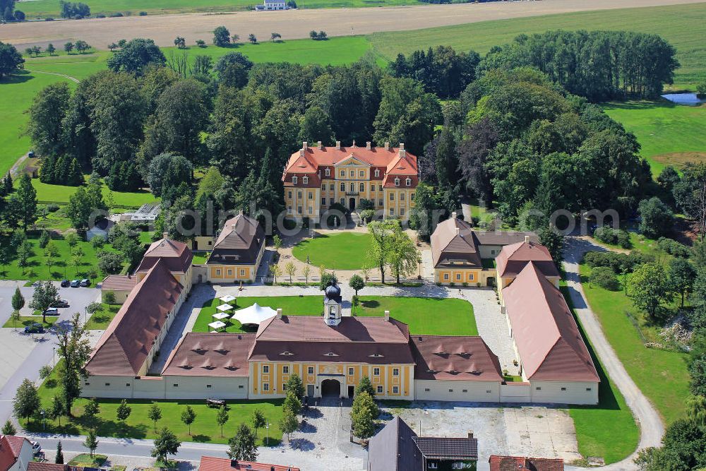 Rammenau from above - Das Barockschloss Rammenau in ist eines der schönsten barocken LandschlösserSachsens. Es liegt im Nordwesten der Ortschaft Rammenau in der Oberlausitz, im Landschaftsschutzgebiet Westlausitz. 1961 begann die Nutzung als Fichte-Museum. 1967 kam die Ausstellung zur Geschichte des Schlosses dazu und 1968 wurde ein Restaurant eröffnet. Heute finden im Schloss Führungen durch die Ausstellungen statt sowie zahlreiche Veranstaltungen, wie Konzerte, Lesungen und Sonderausstellungen. Baroque castle Rammenau.