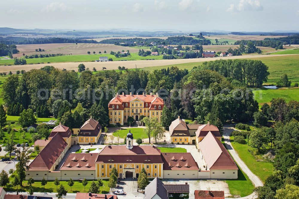 Rammenau from the bird's eye view: Das Barockschloss Rammenau in ist eines der schönsten barocken LandschlösserSachsens. Es liegt im Nordwesten der Ortschaft Rammenau in der Oberlausitz, im Landschaftsschutzgebiet Westlausitz. 1961 begann die Nutzung als Fichte-Museum. 1967 kam die Ausstellung zur Geschichte des Schlosses dazu und 1968 wurde ein Restaurant eröffnet. Heute finden im Schloss Führungen durch die Ausstellungen statt sowie zahlreiche Veranstaltungen, wie Konzerte, Lesungen und Sonderausstellungen. Baroque castle Rammenau.