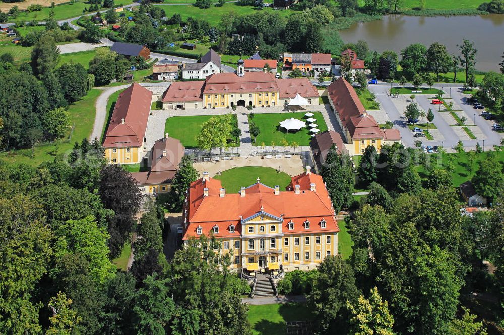 Aerial image Rammenau - Das Barockschloss Rammenau in ist eines der schönsten barocken LandschlösserSachsens. Es liegt im Nordwesten der Ortschaft Rammenau in der Oberlausitz, im Landschaftsschutzgebiet Westlausitz. 1961 begann die Nutzung als Fichte-Museum. 1967 kam die Ausstellung zur Geschichte des Schlosses dazu und 1968 wurde ein Restaurant eröffnet. Heute finden im Schloss Führungen durch die Ausstellungen statt sowie zahlreiche Veranstaltungen, wie Konzerte, Lesungen und Sonderausstellungen. Baroque castle Rammenau.