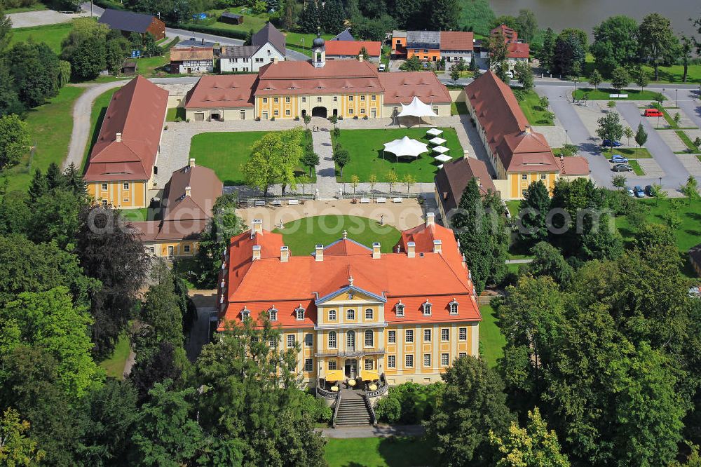 Aerial photograph Rammenau - Das Barockschloss Rammenau in ist eines der schönsten barocken LandschlösserSachsens. Es liegt im Nordwesten der Ortschaft Rammenau in der Oberlausitz, im Landschaftsschutzgebiet Westlausitz. 1961 begann die Nutzung als Fichte-Museum. 1967 kam die Ausstellung zur Geschichte des Schlosses dazu und 1968 wurde ein Restaurant eröffnet. Heute finden im Schloss Führungen durch die Ausstellungen statt sowie zahlreiche Veranstaltungen, wie Konzerte, Lesungen und Sonderausstellungen. Baroque castle Rammenau.