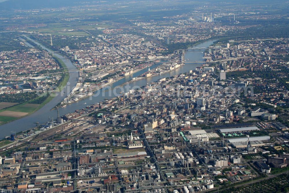 Ludwigshafen from above - Blick auf die BASF Fabrik (vorn), Mannheim (rechts hinten) und den Flughafen City-Airport Mannheim (oben).