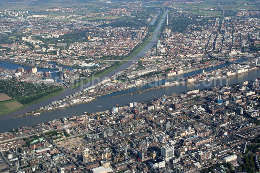 Ludwigshafen from the bird's eye view: Blick auf die BASF Fabrik (vorn), Mannheim (rechts hinten) und den Flughafen City-Airport Mannheim (oben).