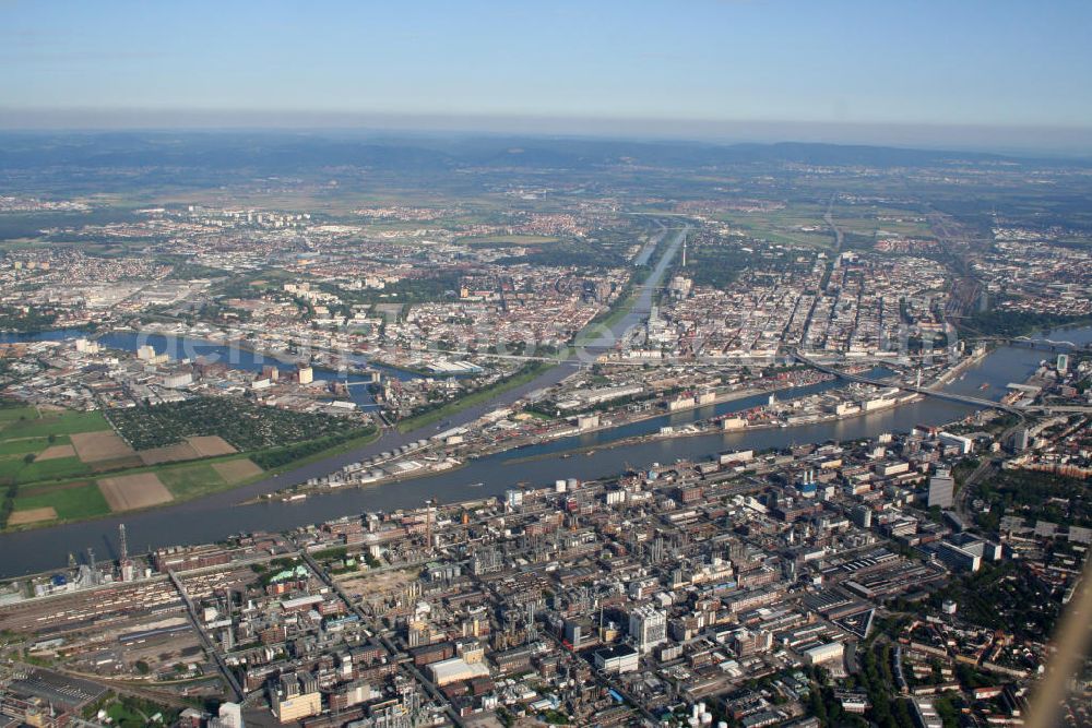 Aerial image Ludwigshafen - Blick auf die BASF Fabrik (vorn), Mannheim (rechts hinten) und den Flughafen City-Airport Mannheim (oben).