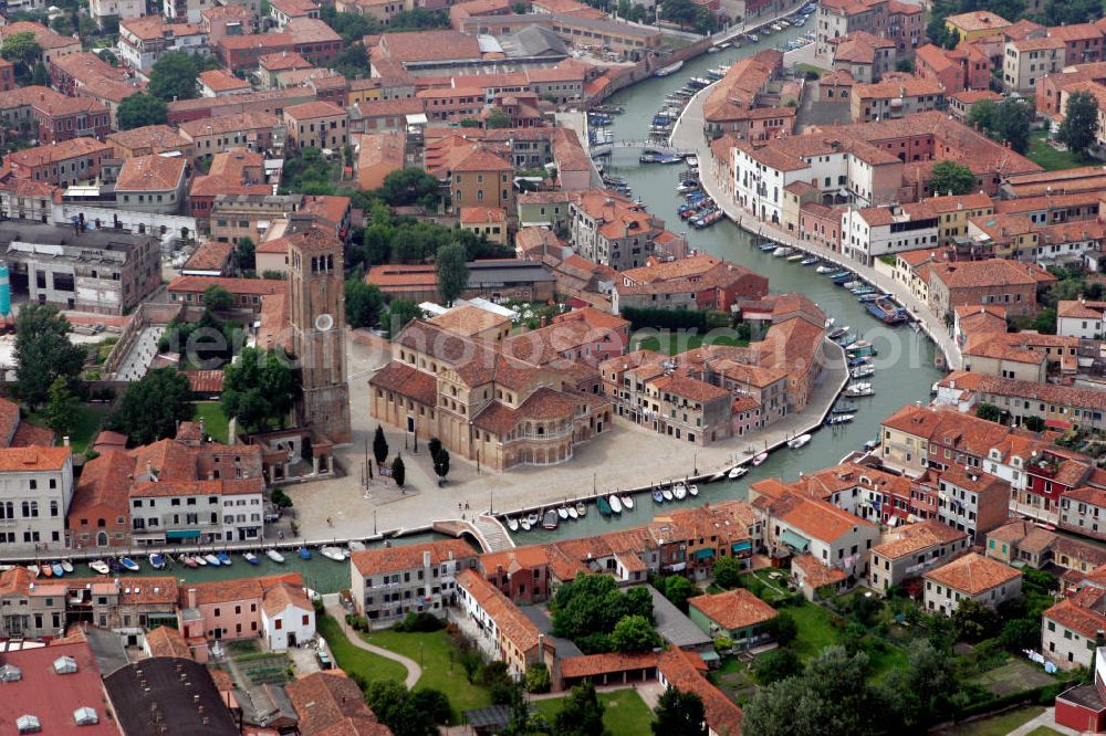 Murano from the bird's eye view: Blick auf die Basilica of Santi Maria e Donato im Zentrum der Insel Murano in der Lagune von Venedig.View to the Basilica of Santi Maria e Donato in the centern of the island Murano in the lagoon of Venice.