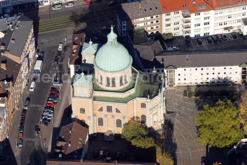 Aerial photograph Hannover - Blick auf die Basilika St. Clemens in Hannover. St. Clemens ist die erste katholische Kirche Hannovers, die nach der Reformation gebaut wurde. Grundsteinlegung war am 6. Juli 1712, die Weihe am 4. November 1718. Nachdem sie 225 Jahre fast unverändert gestanden hatte, fiel sie bei schweren Bombenangriffen auf Hannover in der Nacht vom 8. auf den 9. Oktober 1943 in Schutt und Asche. Nach Kriegsende wurde die St.-Clemens-Kirche nicht nur wieder erbaut, sondern auch nach den ursprünglichen Plänen ihres Architekten, des Italieners Thomaso Giusti, mit der von ihm geplanten Kuppel ausgestattet. Kontakt: Basilika St. Clemens, Goethestr. 33, 30169 Hannover, Tel.: 0511/16405-20, Email: pfarrbuero@st-clemens-hannover.de,