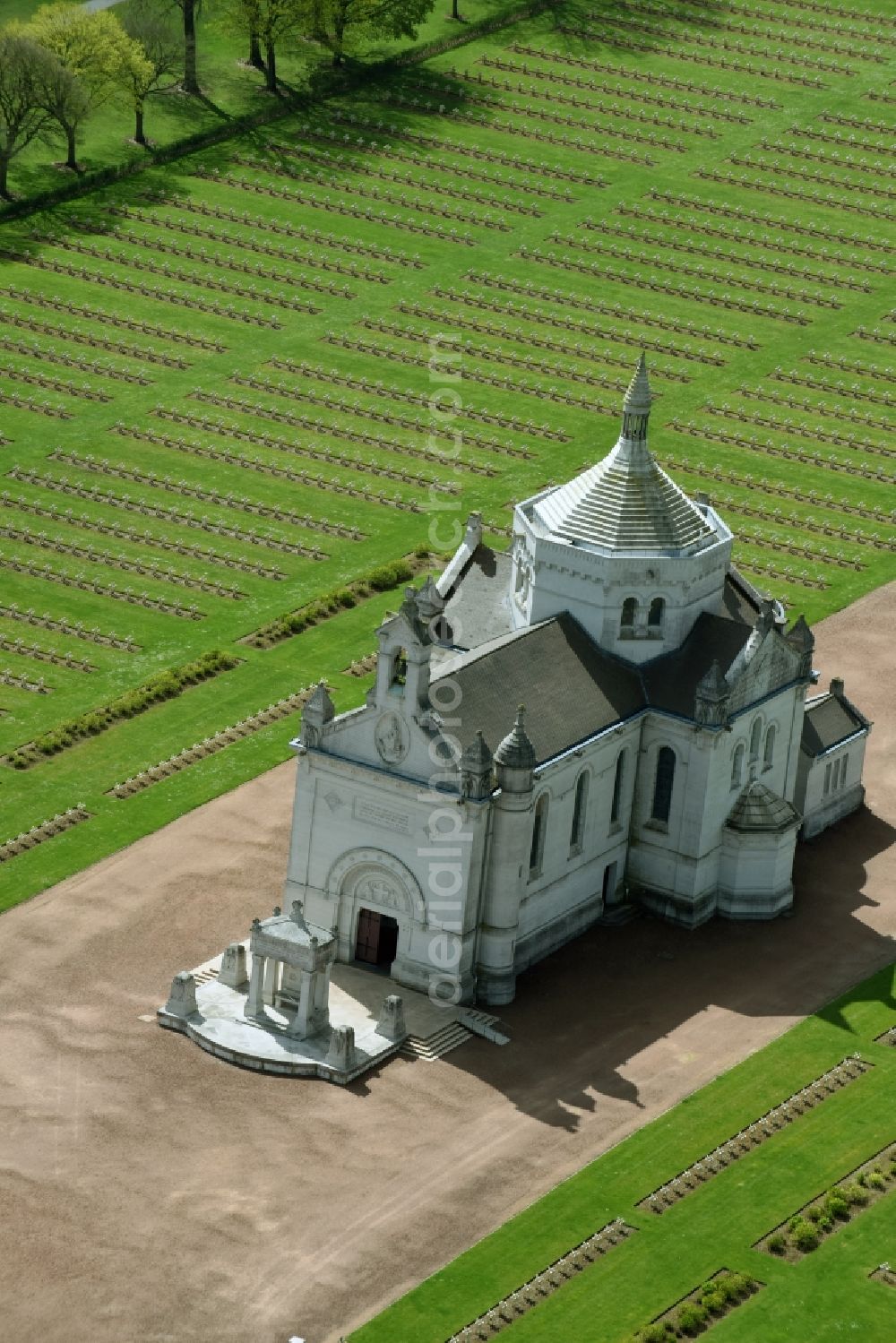 Ablain-Saint-Nazaire from the bird's eye view: Basilica church on the premises of the cemetery Notre Dame de Lorette in Ablain-Saint-Nazaire in Nord-Pas-de-Calais Picardy, France. The cemetery is the world's largest French military cemetery