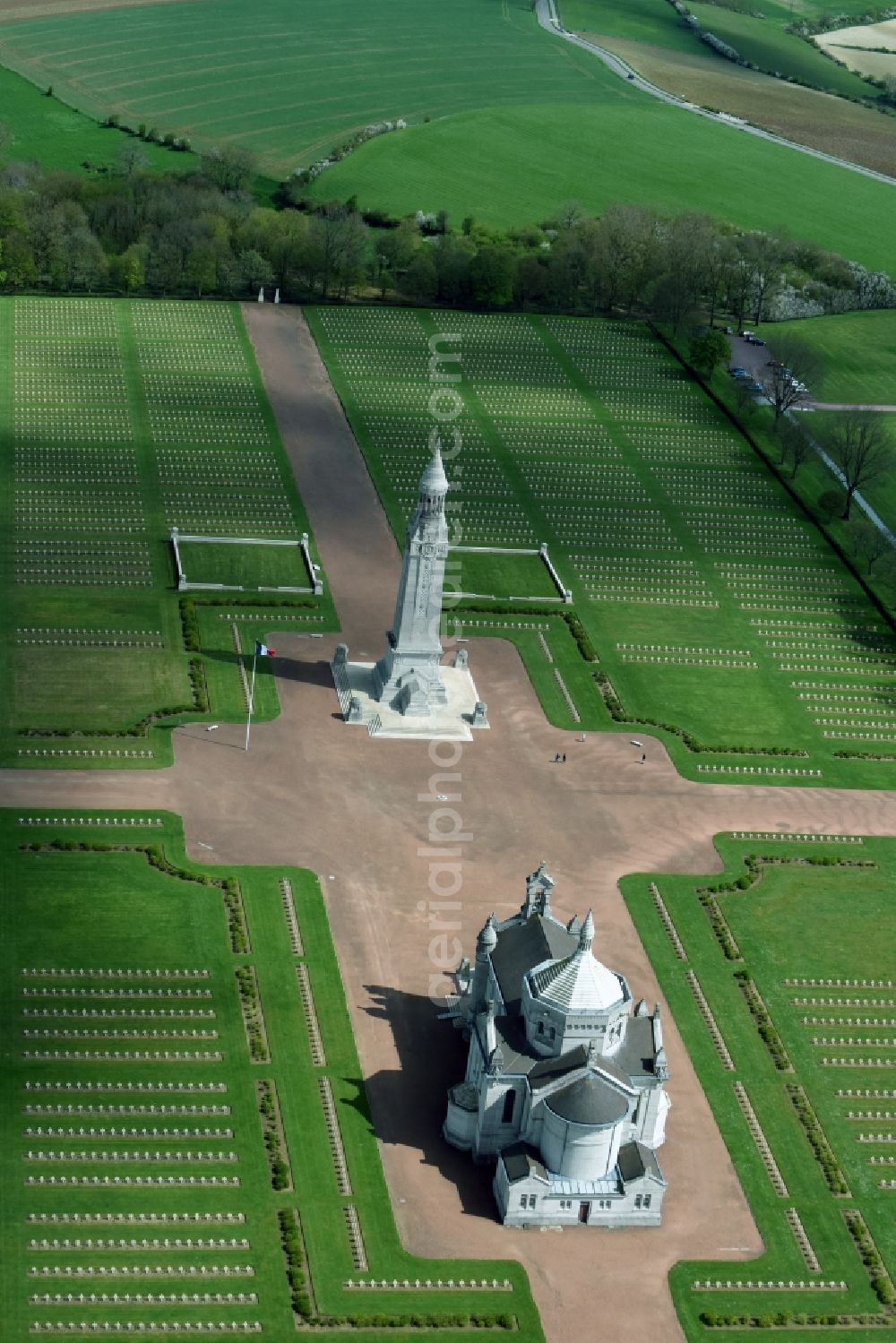 Aerial photograph Ablain-Saint-Nazaire - Basilica church on the premises of the cemetery Notre Dame de Lorette in Ablain-Saint-Nazaire in Nord-Pas-de-Calais Picardy, France. The cemetery is the world's largest French military cemetery