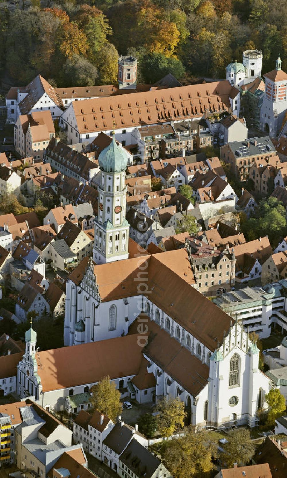 Augsburg from the bird's eye view: Die Basilika St. Ulrich und Afra in der südlichen Altstadt. Die katholische Stadtpfarrkirche wurde um 1500 erbaut. The Basilica of St. Ulrich and Afra in the southern old town.