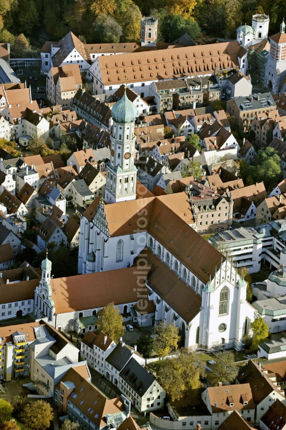 Aerial image Augsburg - Die Basilika St. Ulrich und Afra in der südlichen Altstadt. Die katholische Stadtpfarrkirche wurde um 1500 erbaut. The Basilica of St. Ulrich and Afra in the southern old town.