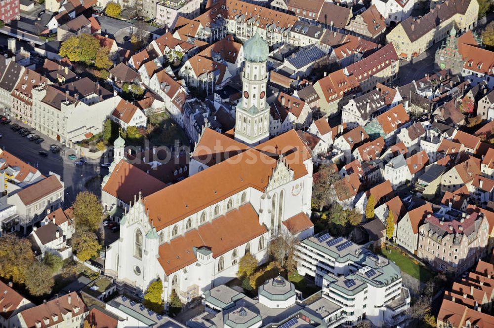 Aerial photograph Augsburg - Die Basilika St. Ulrich und Afra in der südlichen Altstadt. Die katholische Stadtpfarrkirche wurde um 1500 erbaut. The Basilica of St. Ulrich and Afra in the southern old town.