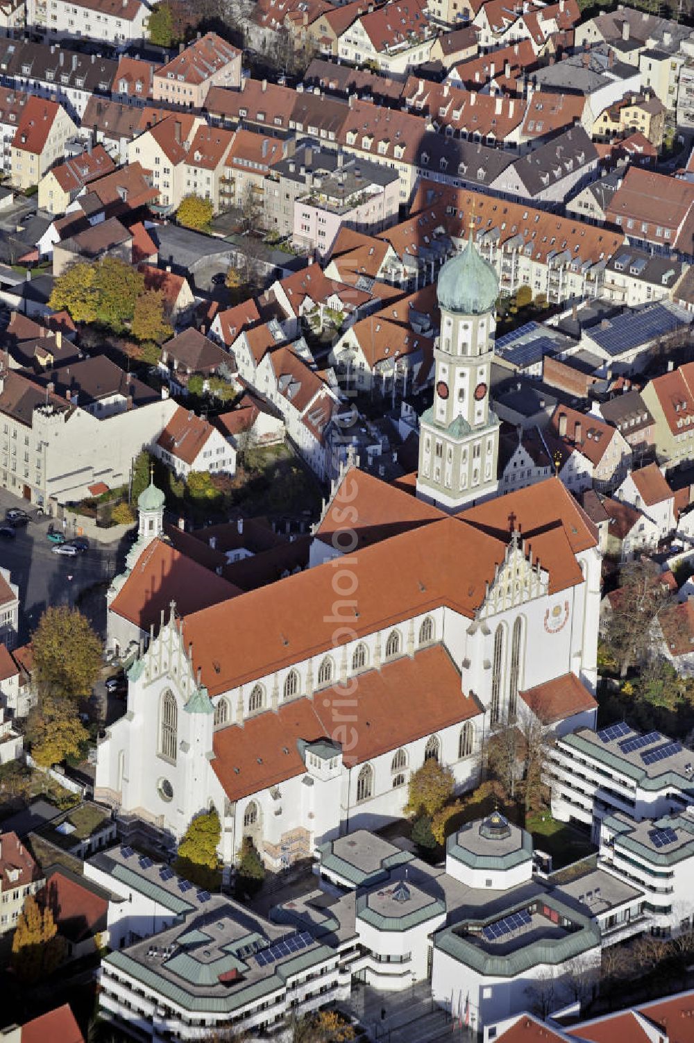 Augsburg from above - Die Basilika St. Ulrich und Afra in der südlichen Altstadt. Die katholische Stadtpfarrkirche wurde um 1500 erbaut. The Basilica of St. Ulrich and Afra in the southern old town.