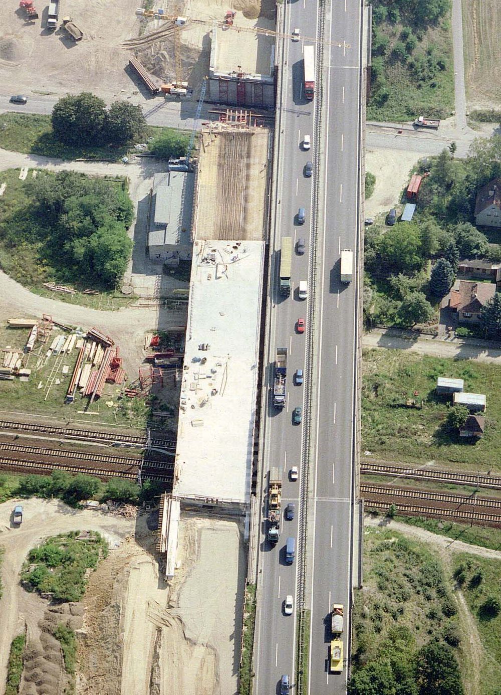 Aerial photograph Königs Wusterhausen - Bau der Autobahnbrücke (A10) über die Bahnlinie zwischen Königs Wusterhausen und Wildau - ein Projekt der SCHÄLERBAU BERLIN GmbH.