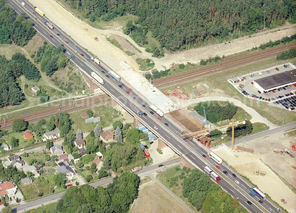 Aerial photograph Königs Wusterhausen - Bau der Autobahnbrücke (A10) über die Bahnlinie zwischen Königs Wusterhausen und Wildau - ein Projekt der SCHÄLERBAU BERLIN GmbH.