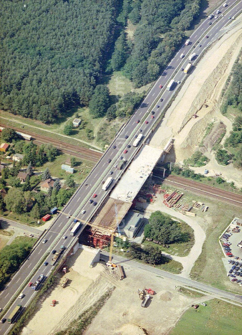 Königs Wusterhausen from above - Bau der Autobahnbrücke (A10) über die Bahnlinie zwischen Königs Wusterhausen und Wildau - ein Projekt der SCHÄLERBAU BERLIN GmbH.