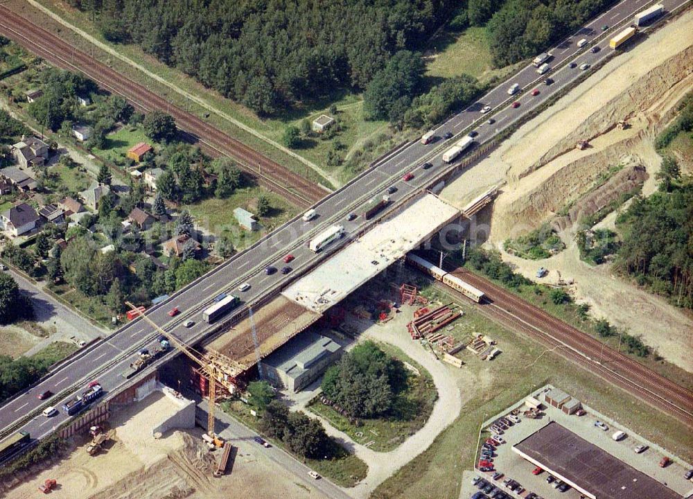 Königs Wusterhausen from the bird's eye view: Bau der Autobahnbrücke (A10) über die Bahnlinie zwischen Königs Wusterhausen und Wildau - ein Projekt der SCHÄLERBAU BERLIN GmbH.