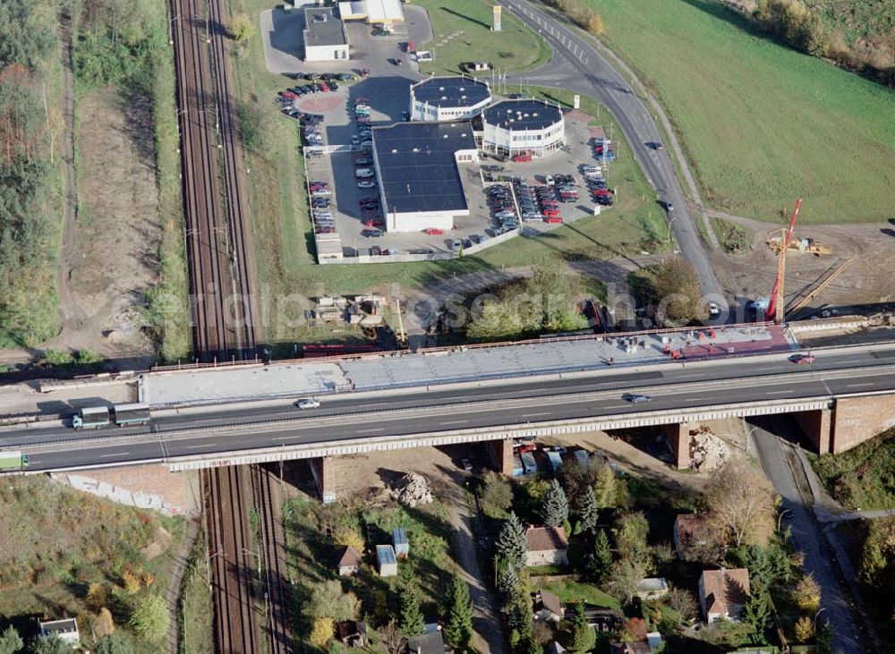 Aerial photograph Königs Wusterhausen / Brandenburg - Bau der Autobahnbrücke (A10) über die Bahnlinie zwischen Königs Wusterhausen und Wildau - ein Projekt der SCHÄLERBAU BERLIN GmbH.