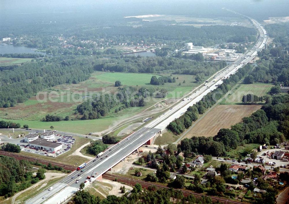 Königs Wusterhausen from the bird's eye view: Bau der Autobahnbrücke (A10) über die Bahnlinie zwischen Königs Wusterhausen und Wildau - ein Projekt der SCHÄLERBAU BERLIN GmbH.