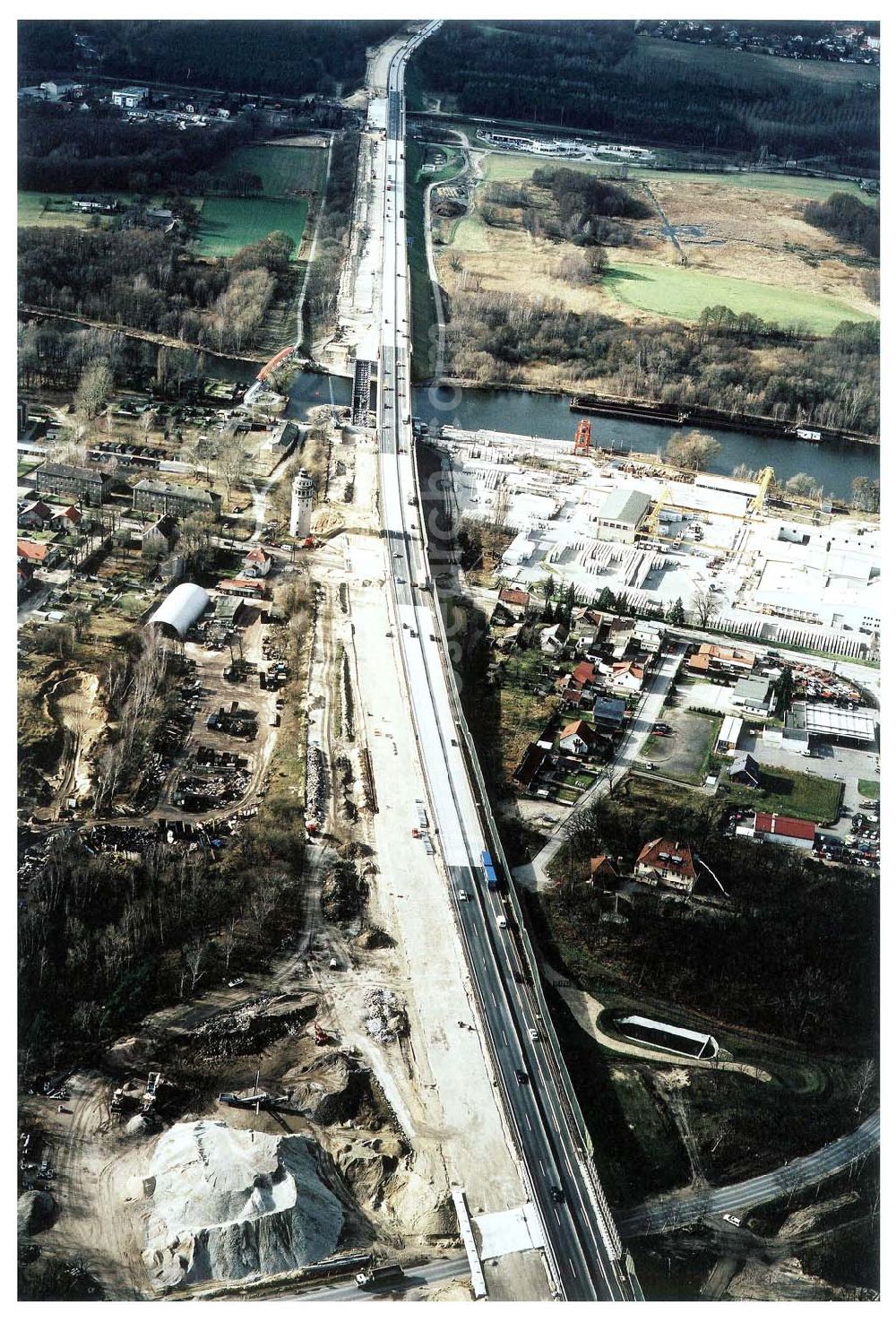 Aerial photograph Königs Wusterhausen - Bau der Autobahnbrücke (A10) über die Dahme in Königs Wusterhausen - ein Projekt der SCHÄLERBAU BERLIN GmbH.