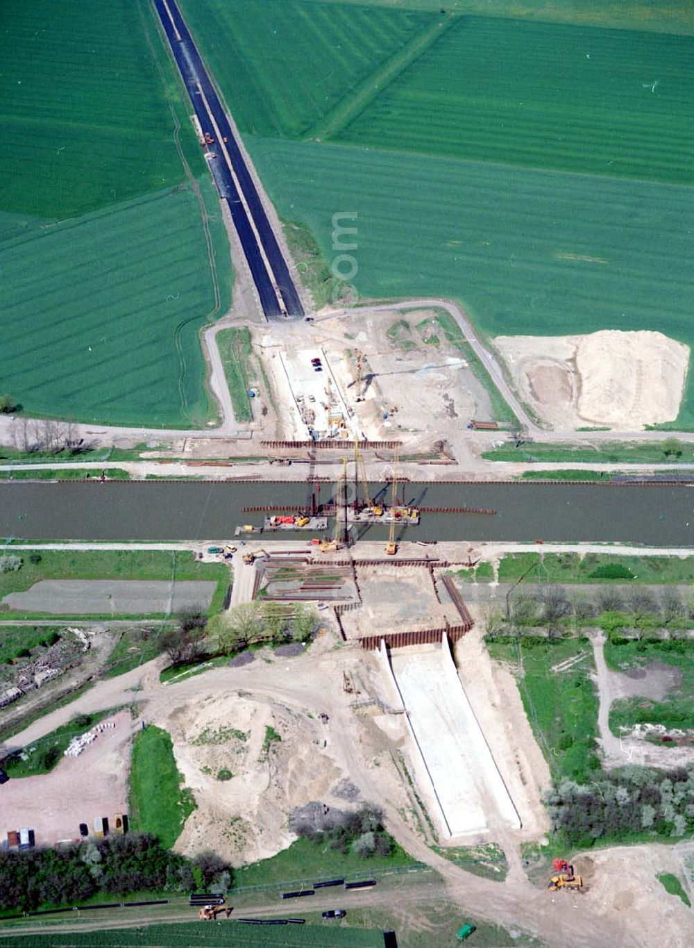 südlich von Jersleben from the bird's eye view: Bau der Autobahnunterführung am Mittellandkanal.