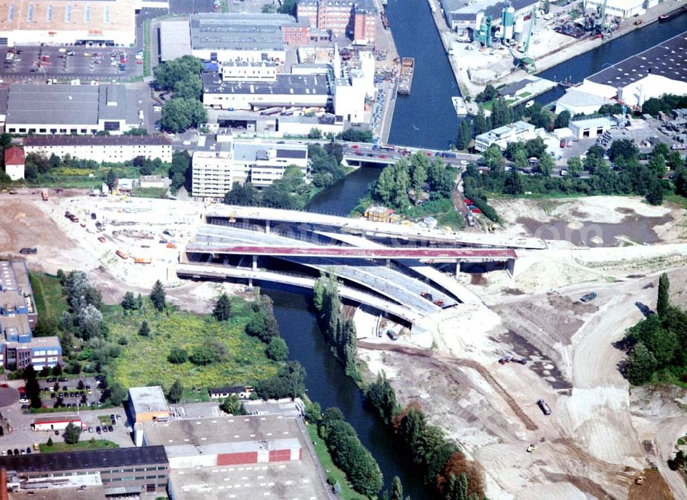 Berlin - Neukölln from the bird's eye view: 20.08.2002 Bau der A113 am Bereich Grenzallee-Britzer Zweigkanal in Berlin - Britz (zu Neukölln)