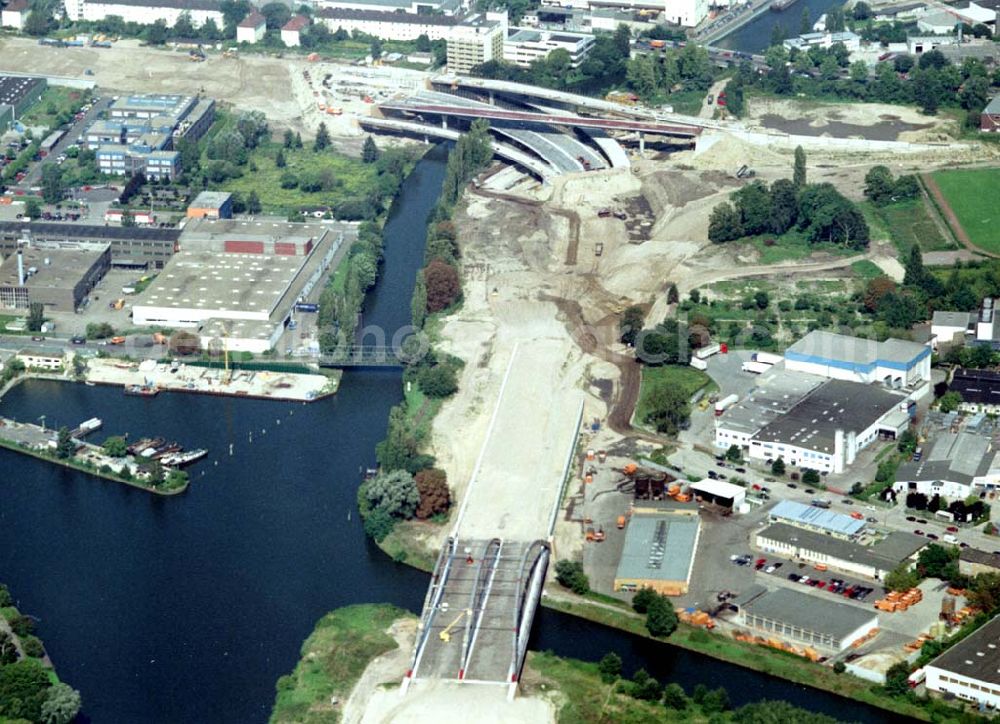 Berlin - Neukölln from the bird's eye view: 20.08.2002 Bau der A113 am Bereich Grenzallee-Britzer Zweigkanal in Berlin - Britz (zu Neukölln)